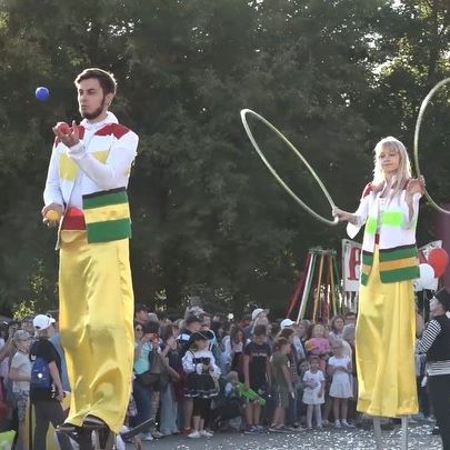 Джамперы на пружинах во время остановки карнавала