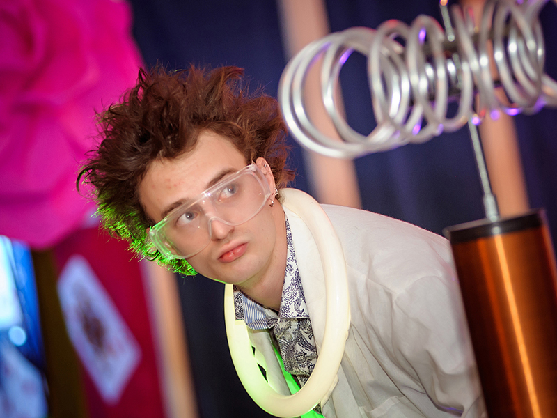 Сценическое шоу с артистами